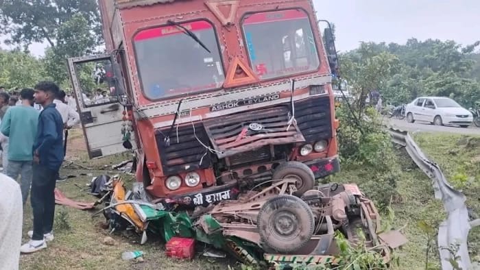लातेहार:ऑटो- कन्टेनर में आमने सामने की टक्कर, एक ही परिवार के 6 लोगों की मौत