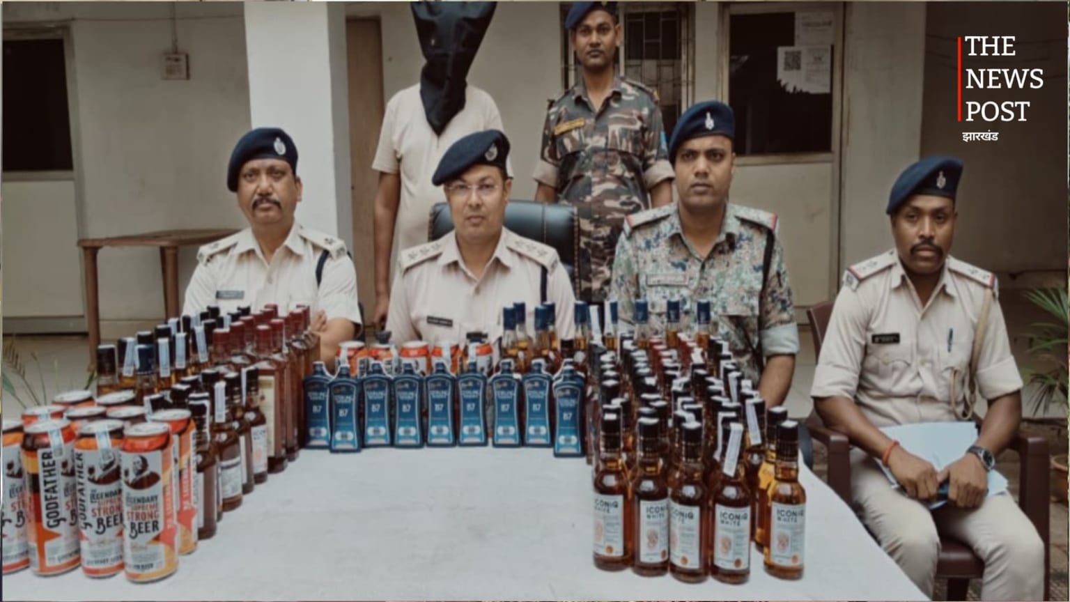 देवघर में श्रावणी मेले के बीच अवैध बिक्री का भंडाफोड़, किराना दुकान से भारी मात्रा में शराब और बीयर जब्त