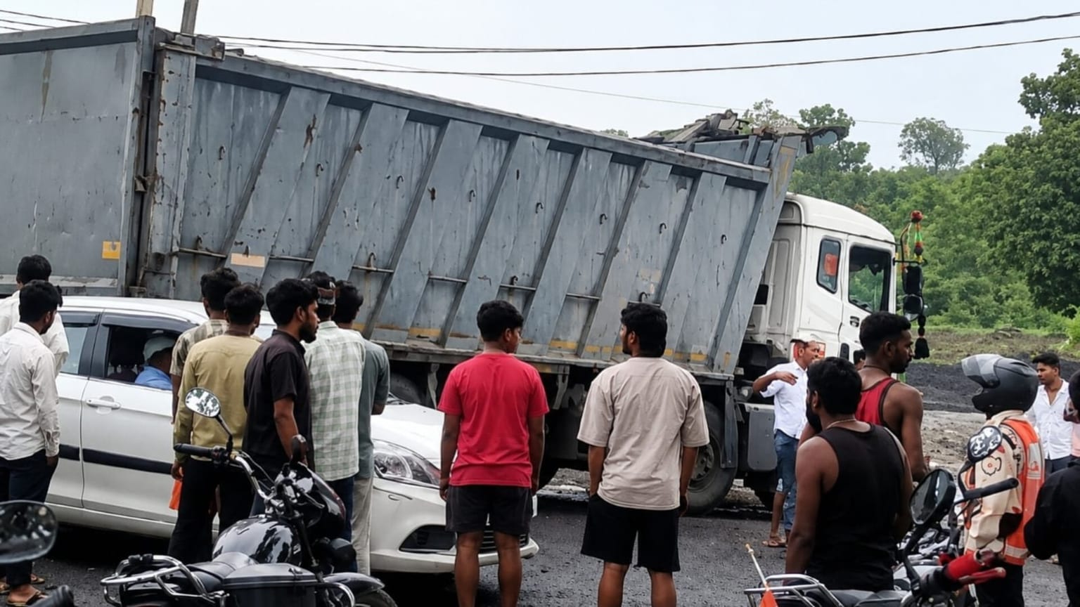 हजारीबाग: हाइवा की चपेट में आने से 52 वर्षीय ग्रामीण की मौत, आक्रोशित लोगों ने रोकी कोयला ढुलाई