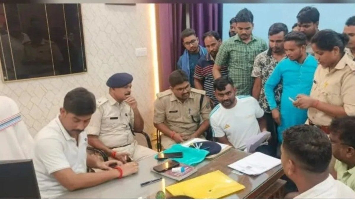 बरवाअड्डा थाना बना रणक्षेत्र, जयराम महतो के सामने भिड़े विधायक-मुखिया समर्थक, अब क्या होगा?