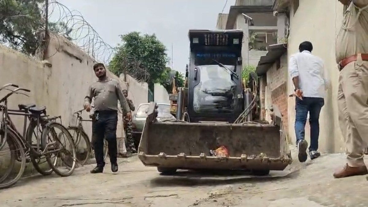 जमशेदपुर: स्वर्णरेखा नदी किनारे से लगातार दूसरे दिन हटा अतिक्रमण, 13 मकानों पर चला बुलडोजर