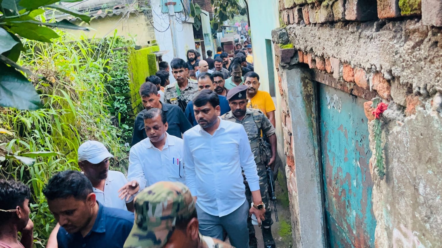 कतरास के बाद झरिया बनी भू धंसान की "हॉट स्पॉट",बस्तकोला में एक के बाद एक कई घरों में दरारें हुई चौड़ी,मेयर के साथ पहुंचे अधिकारी