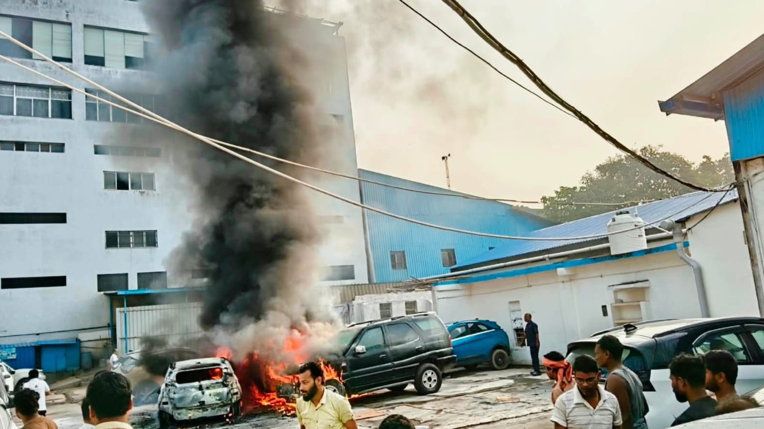 रांची: कोकर इंडस्ट्रियल एरिया में टाटा ऑटो मोटर्स वर्कशॉप में भीषण आग, 9 वाहन जलकर राख