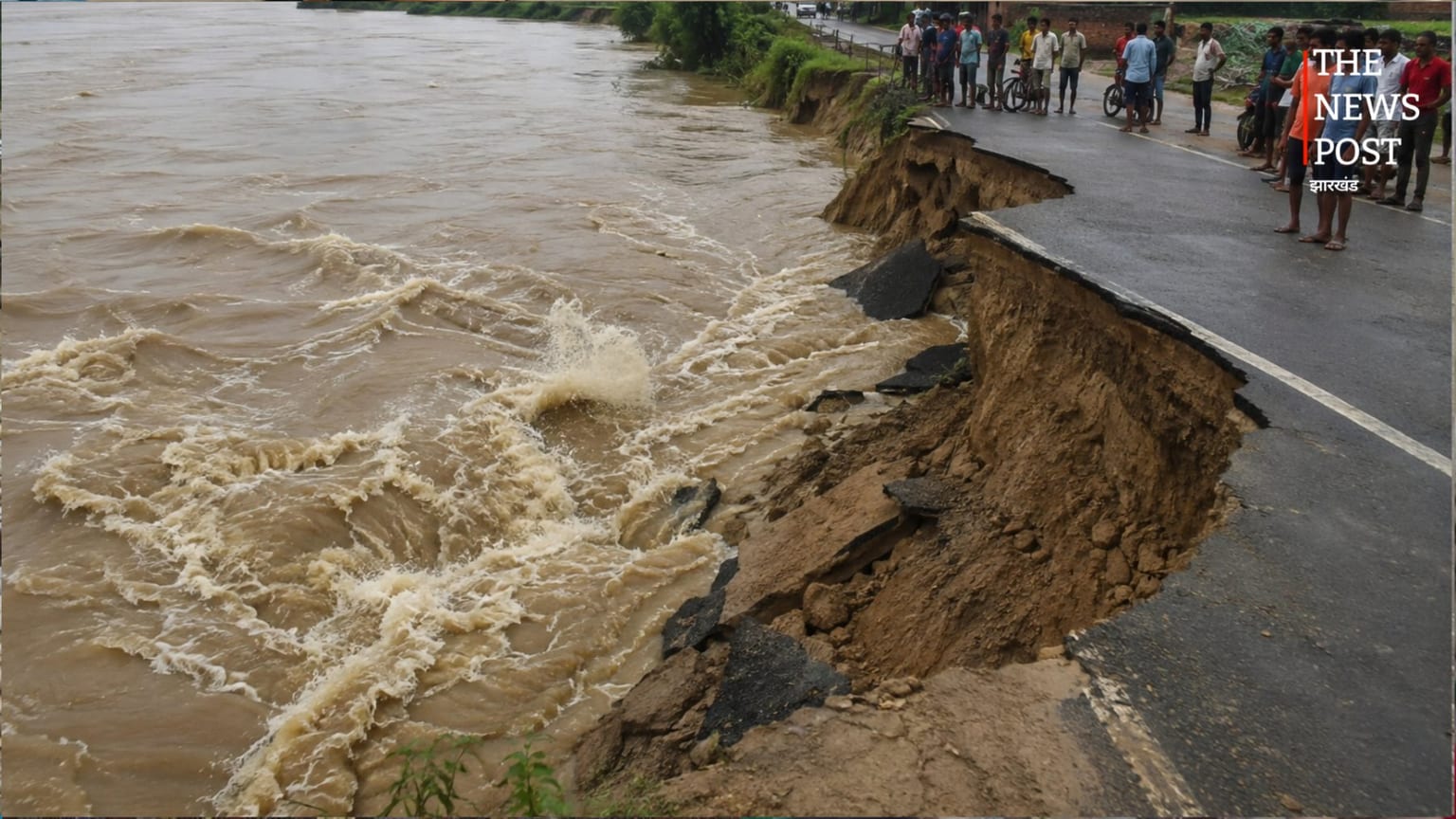 गंगा की तेज धार में समाई मोकामा की मुख्य सड़क, कसहा दियारा के हजारों लोगों की बढ़ी मुश्किल