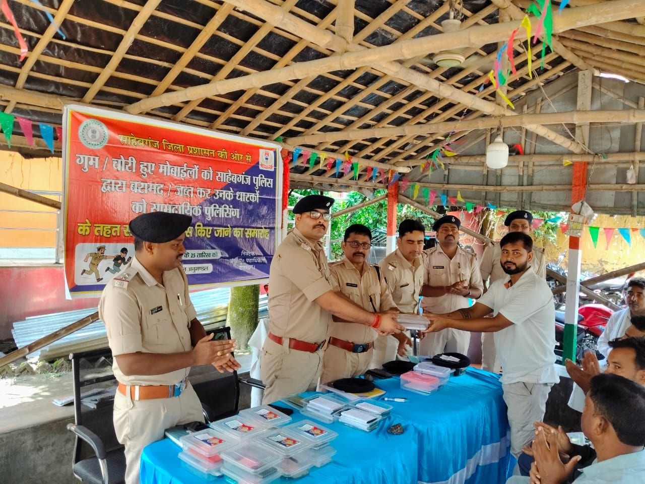 साहिबगंज पुलिस का बड़ा एक्शन, अभियान चलाकर बरामद किए 46 मोबाइल, मालिकों को लौटाए