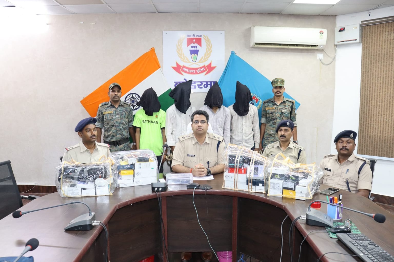 कोडरमा पुलिस ने 24 घंटे में मोबाइल दुकान चोरी का किया खुलासा, चार आरोपी गिरफ्तार