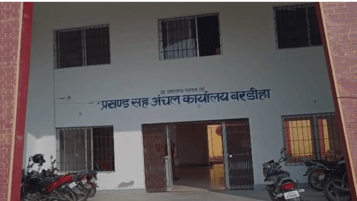 गढ़वा: 5 करोड़ की सड़क 4 महीने में ही हो गई बदहाल, दरारों ने खोली निर्माण की पोल