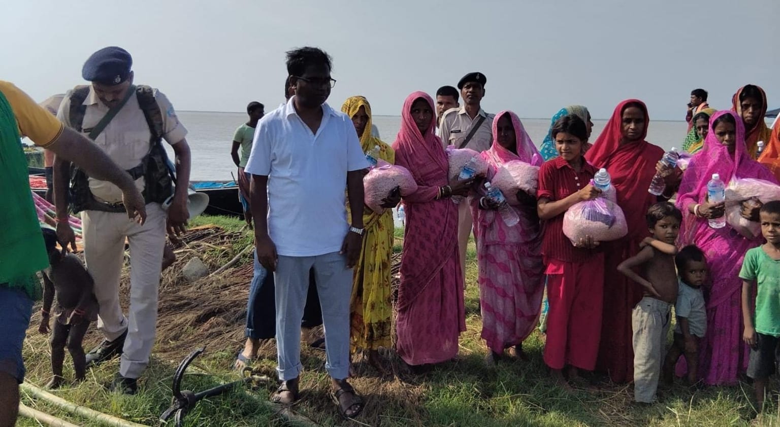 साहिबगंज:गंगा का जलस्तर बढ़ा तो अलर्ट हुआ प्रशासन, प्रभावित इलाकों में SDO ने बांटी राहत सामग्री