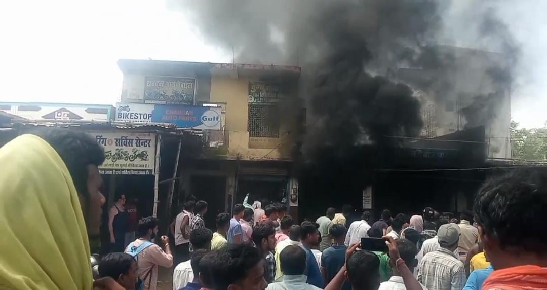 रोहतास में धू-धूकर जला इलेक्ट्रिक बाइक का गोदाम, 60 से अधिक बाइक और ई-रिक्शा राख