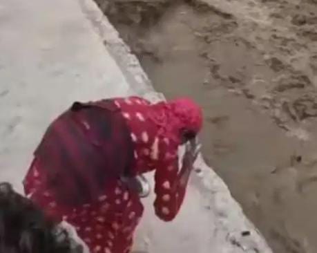 अब थम जाओ मां…नेपाल में तबाही मचाने के बाद भी शांत नहीं हुई उफनाती नदी, तो महिला ने जो कुछ किया देखिये