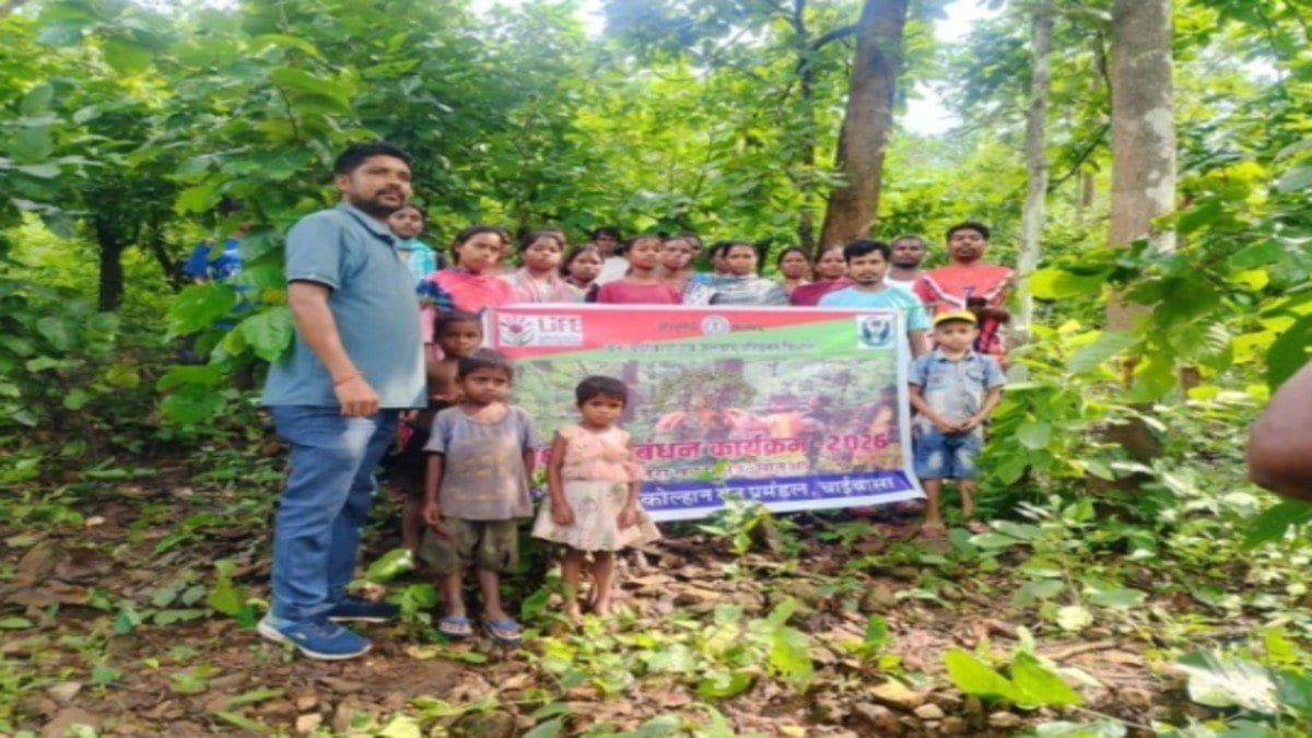 रक्षाबंधन पर पेड़ों से जोड़ा रक्षा का रिश्ता, बुन्डू के ग्रामीणों ने लिया जंगल बचाने का संकल्प