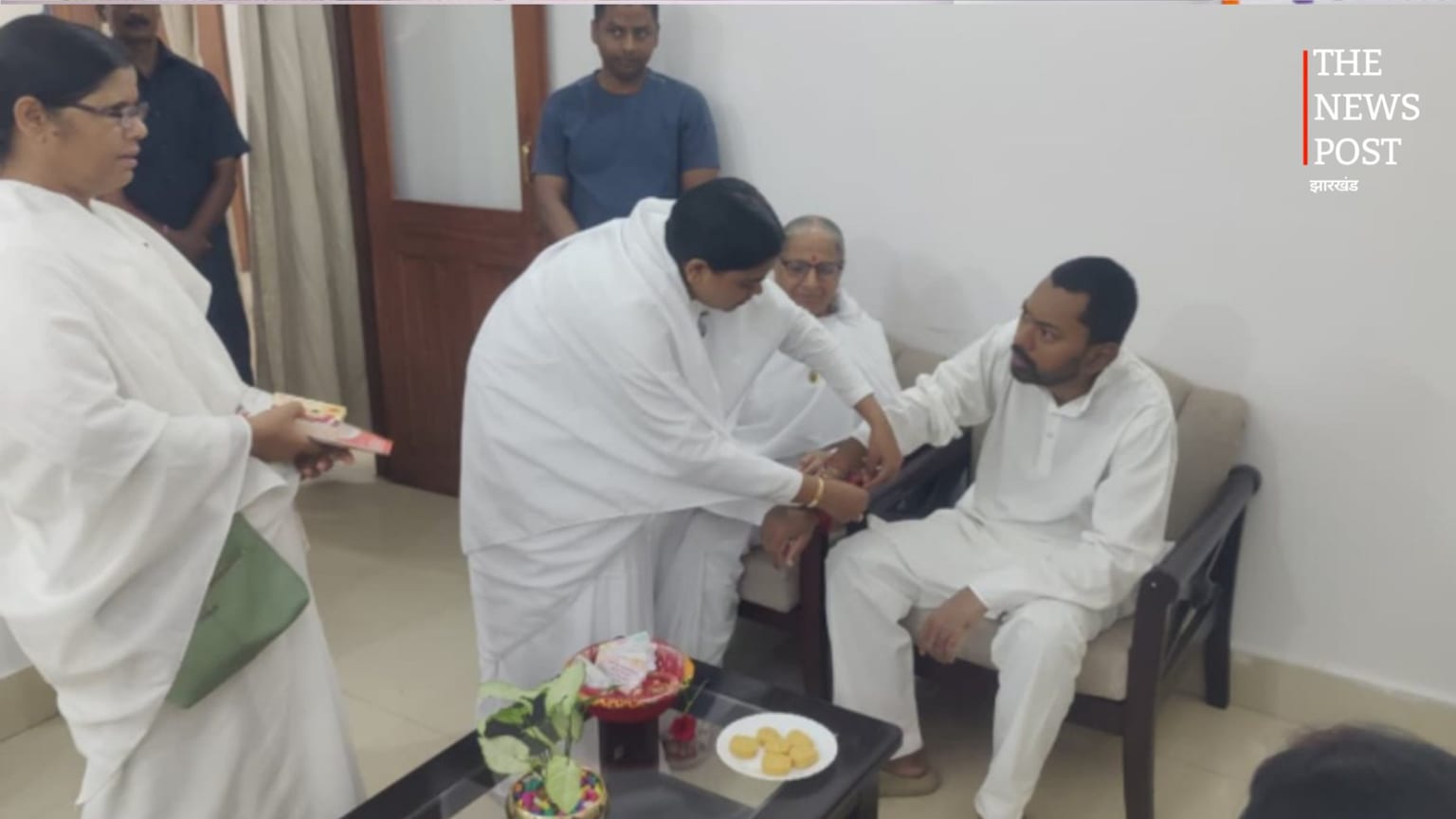 रक्षाबंधन पर पटना में स्वास्थ्य मंत्री निशांत कुमार को महिलाओं ने बांधी राखी, दी शुभकामनाएं