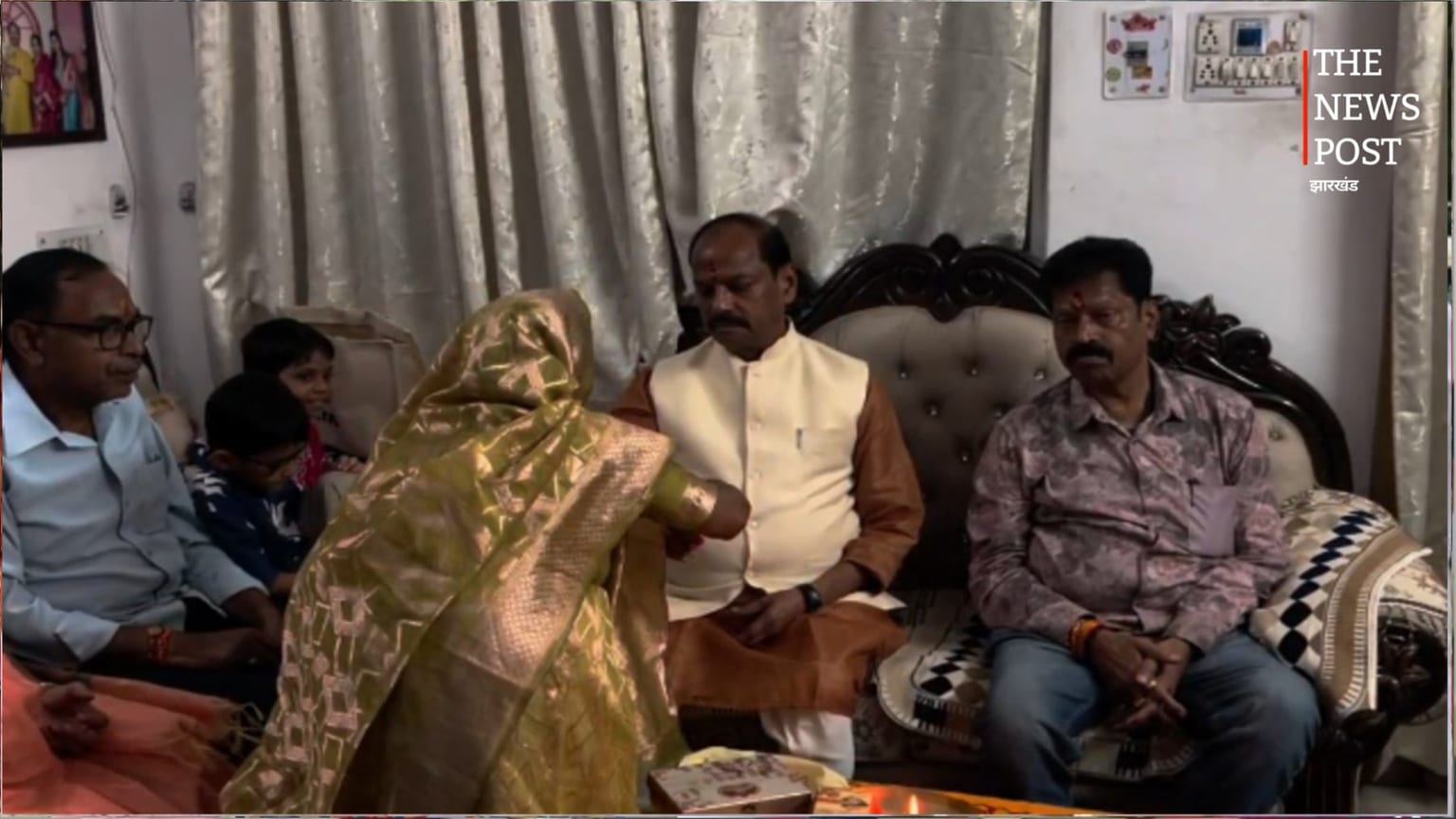 रक्षाबंधन पर रघुवर दास ने बहनों से बंधवाई राखी, नारी सशक्तिकरण और सुरक्षा का दिया संदेश