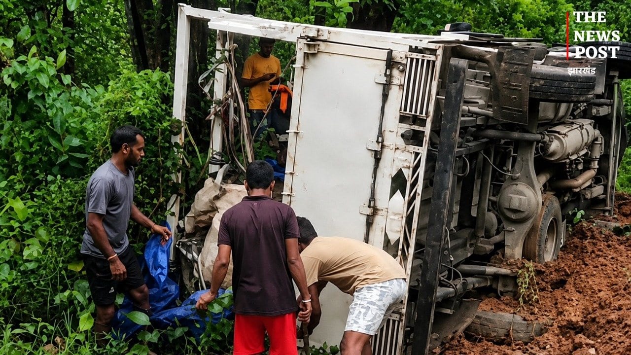 चतरा: पिकअप पलटने से 15 मवेशियों की मौत, हादसे के बाद चालक फरार