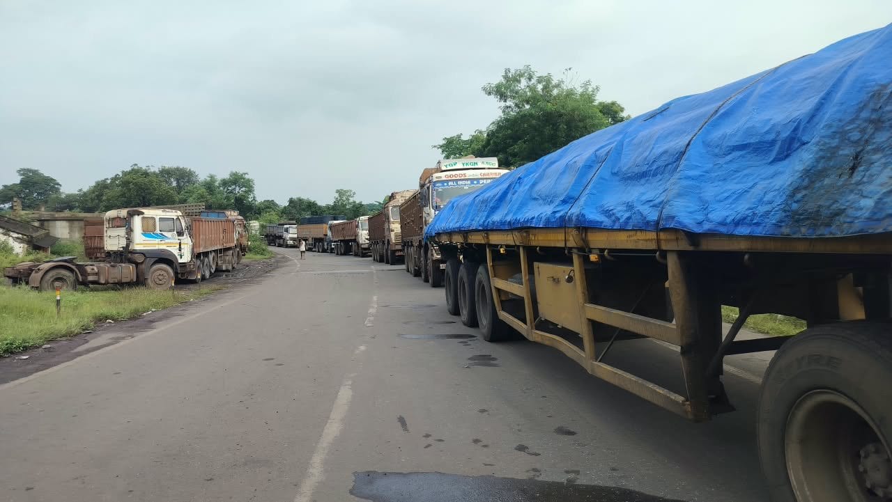 सरायकेला: मुरुमडीह पुलिया के पास दो ट्रेलरों में जोरदार टक्कर, NH-220 पर 4 KM तक लगा लंबा जाम