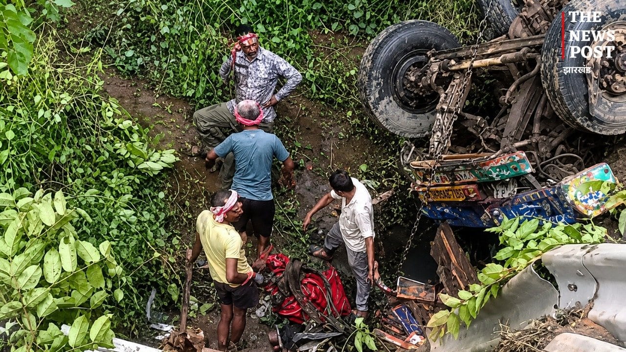 हजारीबाग: दनुआ घाटी में फिर कहर बनी रफ्तार, तीन वाहनों की भिड़ंत के बाद 30 फीट खाई में गिरा ट्रक, चालक-उपचालक की मौत