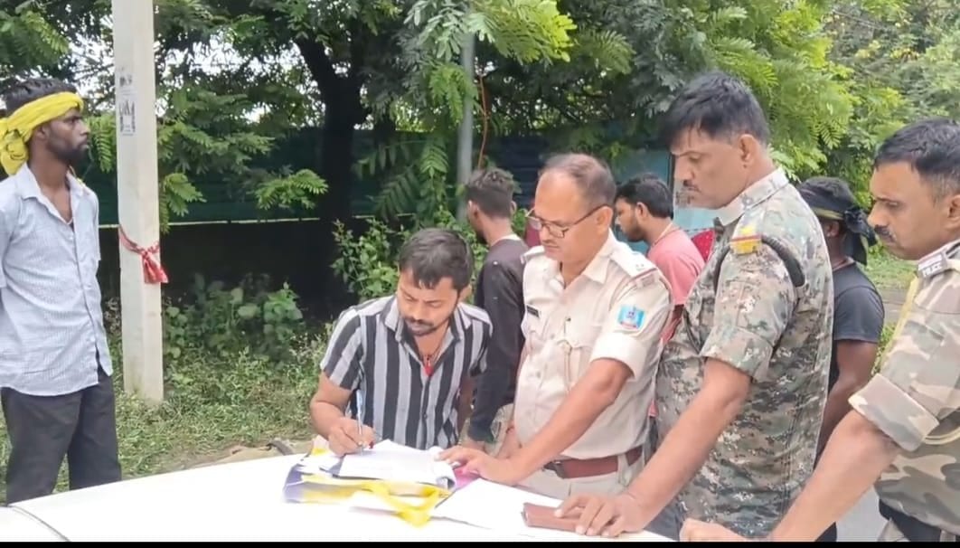 धनबाद के बरवाड्डा में पेड़ से लटकता मिला युवक का शव,हत्या या आत्महत्या जांच में जुटी पुलिस
