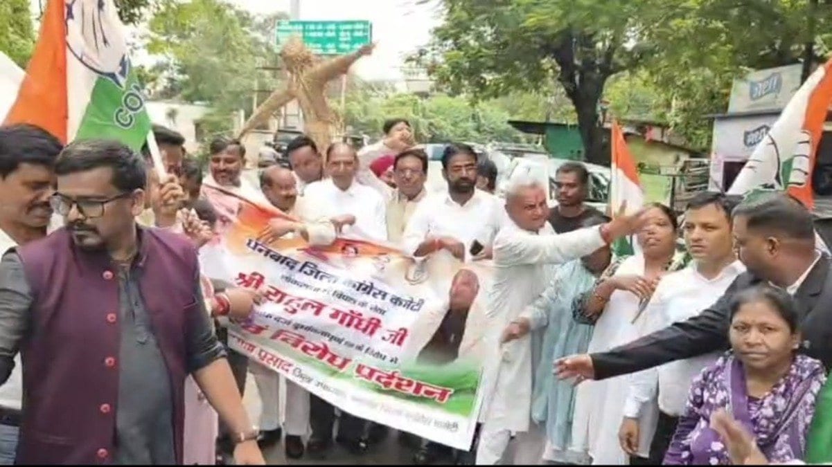 धनबाद में दिनभर BJP-कांग्रेस के बीच तनातनी! क्यों आमने-सामने आए दोनों गुट, पुलिस को करनी पड़ी मशक्कत?