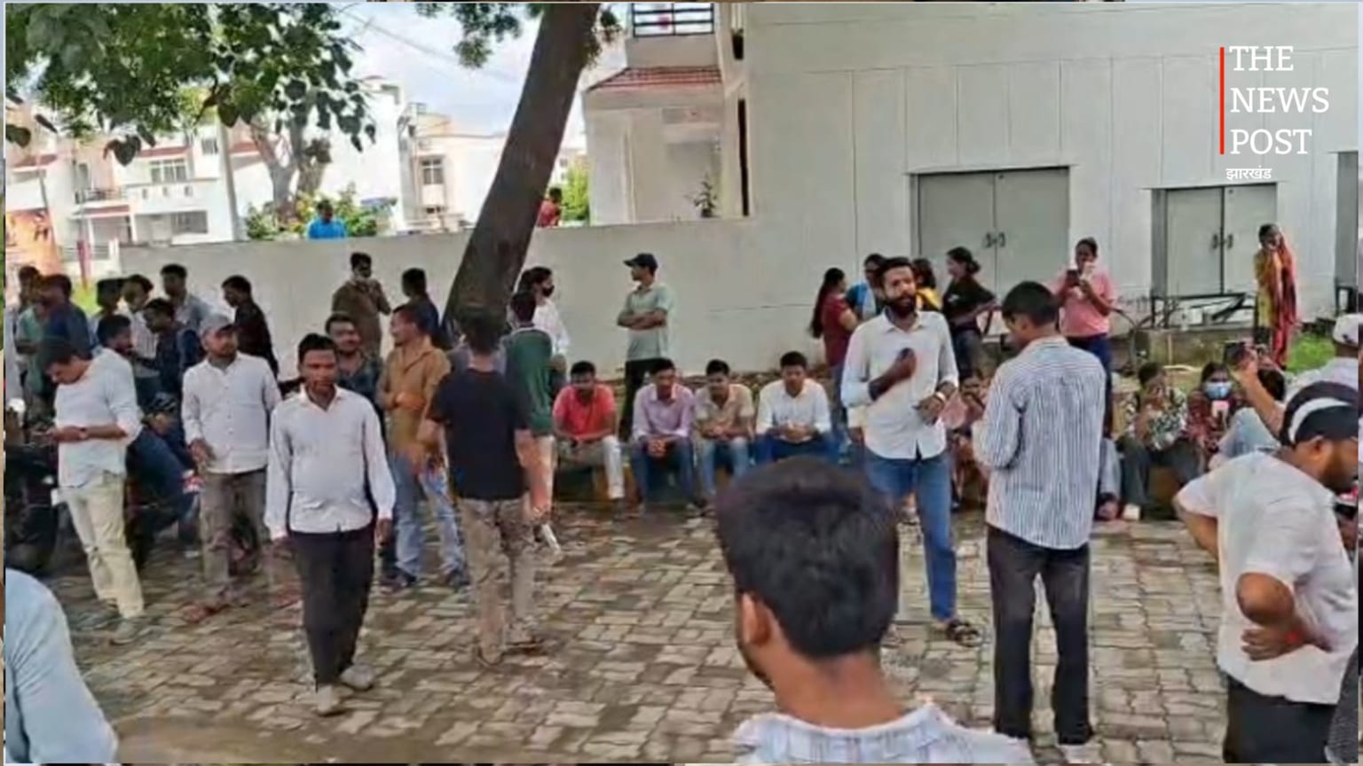 बिहार: शिक्षा मंत्री के आवास के बाहर पहुंचे CTET अभ्यर्थी, शिक्षक भर्ती में आवेदन की अनुमति की मांग
