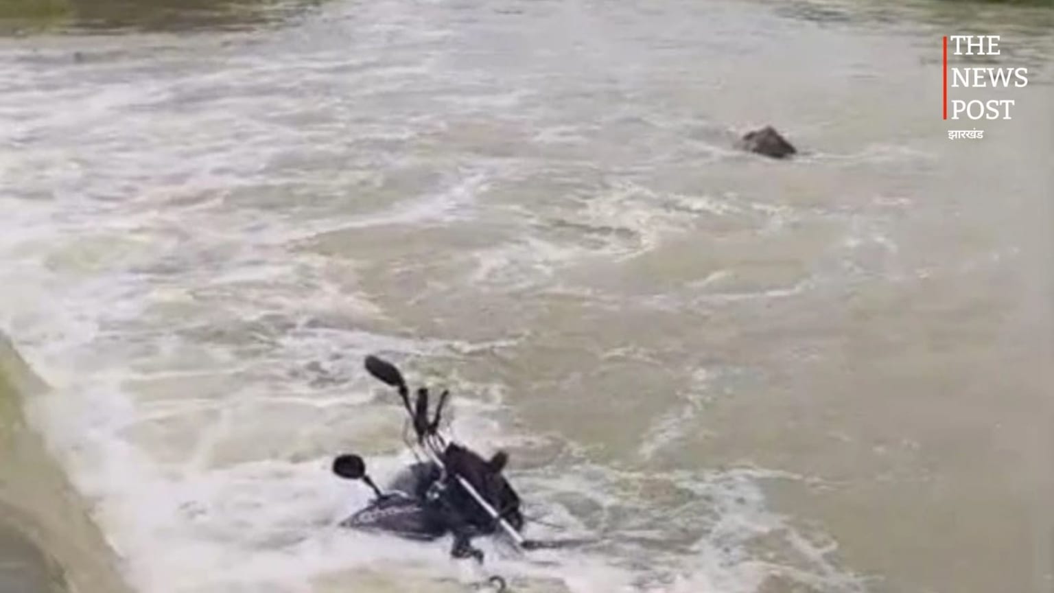 भोजपुर में बाढ़ का कहर: तेज धार में बहे बाइक समेत 3 युवक, 2 की तलाश जारी