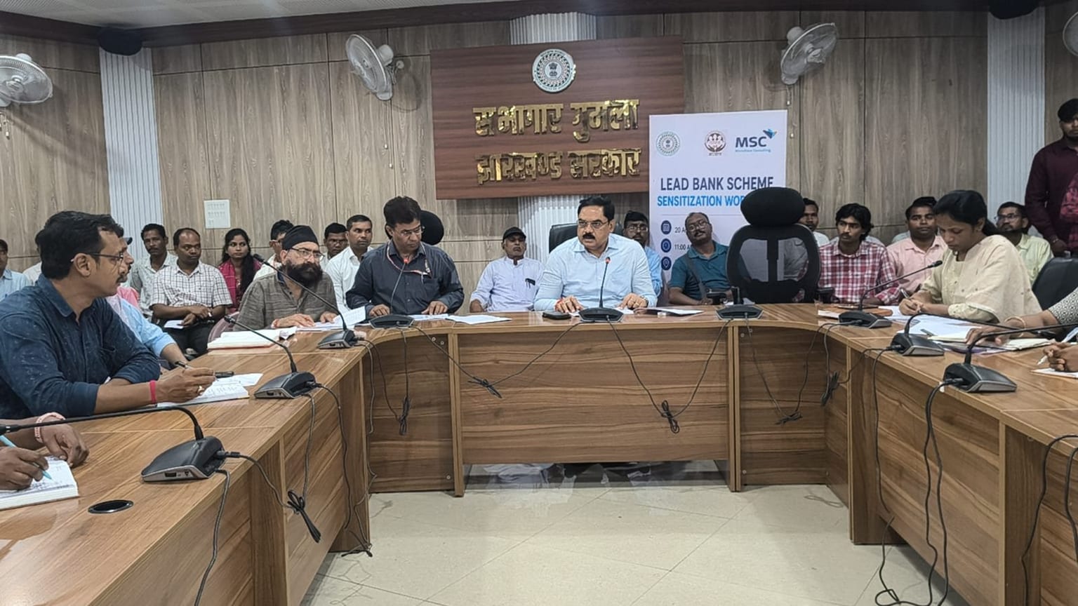 गुमला में निजी स्कूलों की मनमानी पर डीसी सख्त, लापरवाही पर मान्यता रद्द करने की दी चेतावनी
