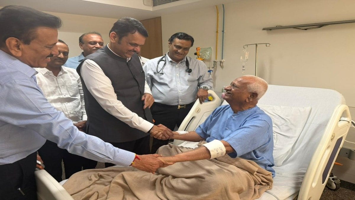 मुंबई: अन्ना हजारे की तबीयत में सुधार, CM फडणवीस ने अस्पताल पहुंचकर जाना हाल