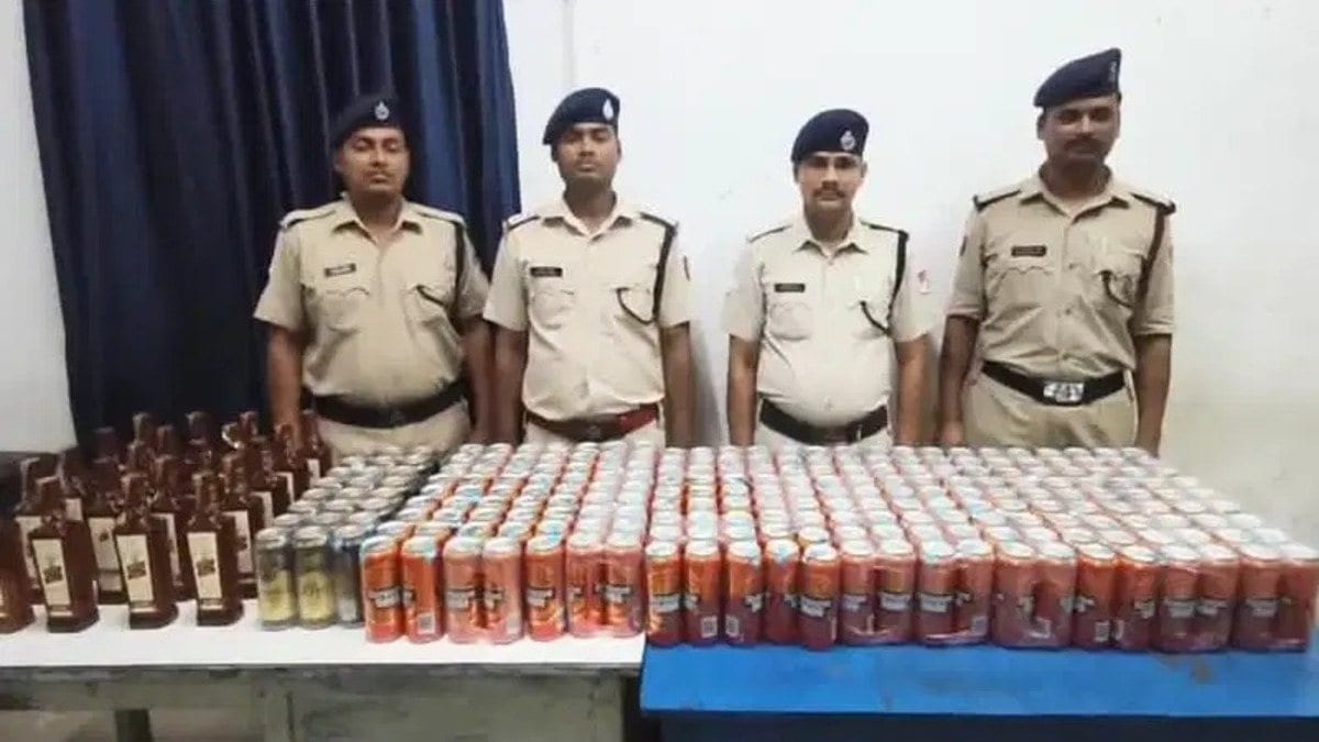 धनबाद रेलवे स्टेशन पर RPF की बड़ी कार्रवाई, ट्रेन से 130 लीटर अवैध शराब और बीयर बरामद