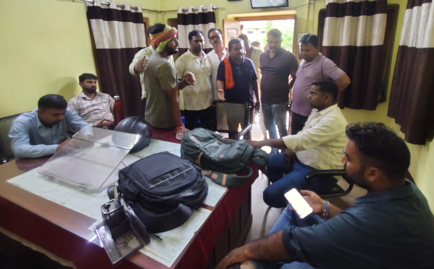 झरिया में पानी पर अनोखा आंदोलन, आधी रात की सप्लाई से परेशान लोगों ने खोला मोर्चा