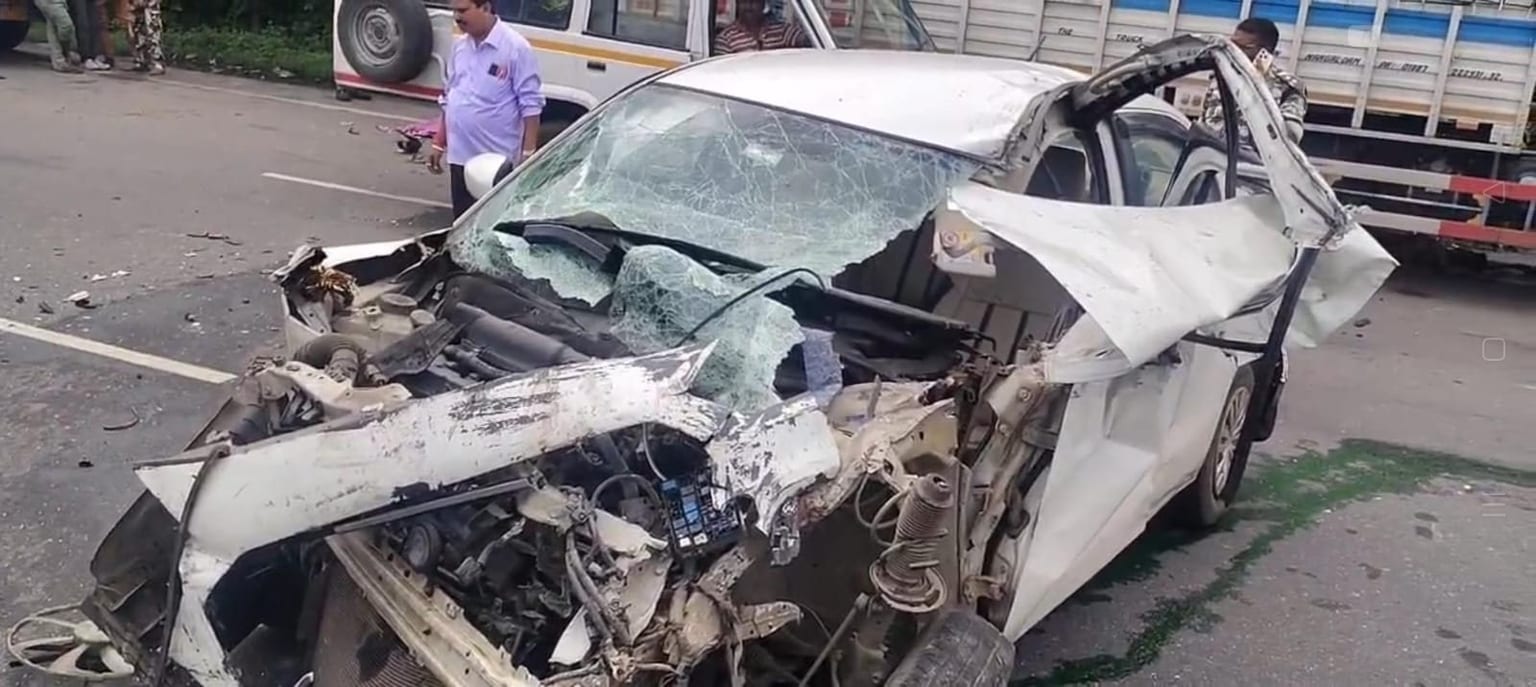 झारखंड-बंगाल बॉर्डर पर रफ्तार का कहर! बेकाबू कार ने दो ट्रक चालकों को कुचला, CCTV फुटेज खंगाल रही पुलिस