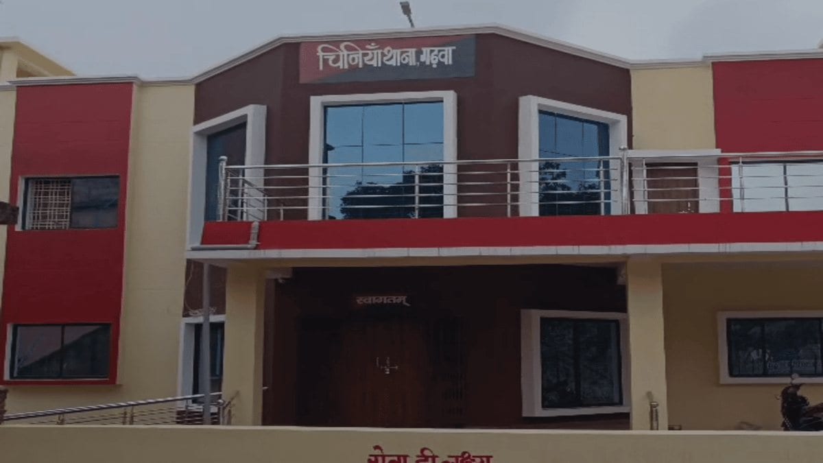 गढ़वा में हथियार के साथ दो युवक गिरफ्तार, देसी कट्टा और जिंदा गोली भी बरामद