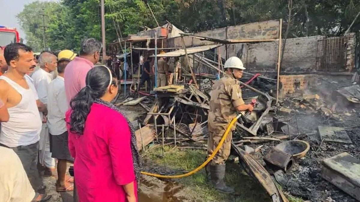 बोकारो: भीषण आग से तबाही, सेक्टर-6 डेली मार्केट की 8 दुकानें चपेट में, लाखों का नुकसान