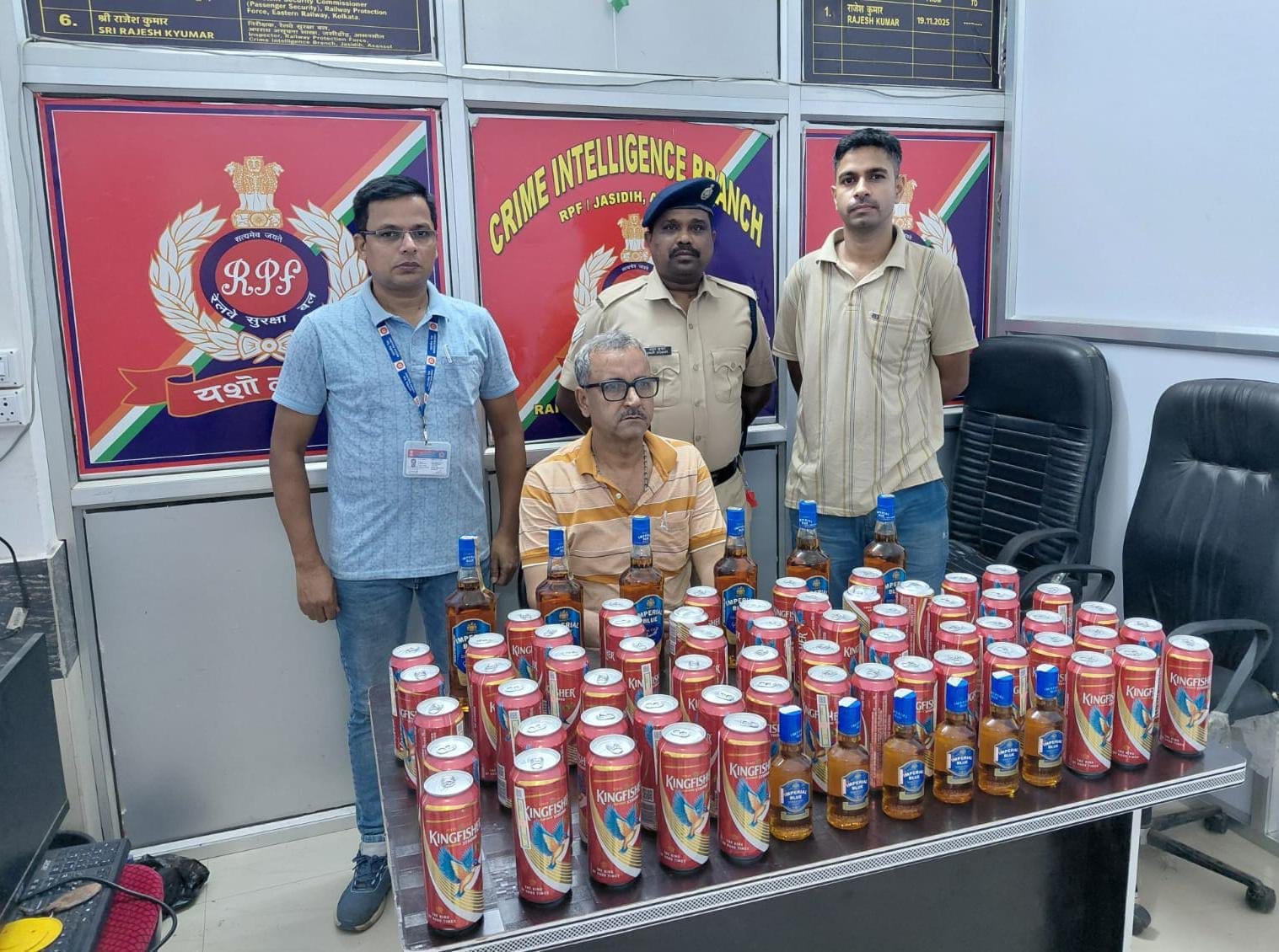 देवघर: गंगासागर एक्सप्रेस में मिला शराब से भरा लावारिस बैग, 60 बीयर केन समेत 35 लीटर शराब जब्त