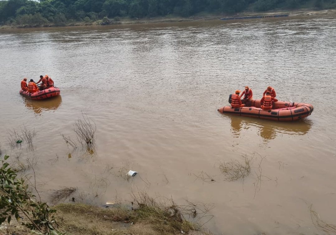 जमशेदपुर: आसंगी चेकडैम और नदी में डूबे 3 युवकों का अब तक नहीं मिला शव, रेस्क्यू जारी