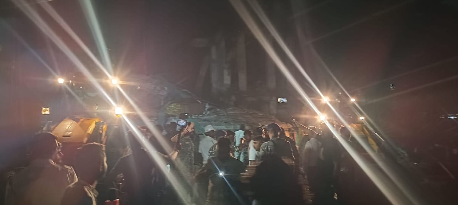 रांची में बड़ा हादसा,पुरानी पानी टंकी गिरी,मलबे में दबे मजदूर,एक शव निकला बाहर