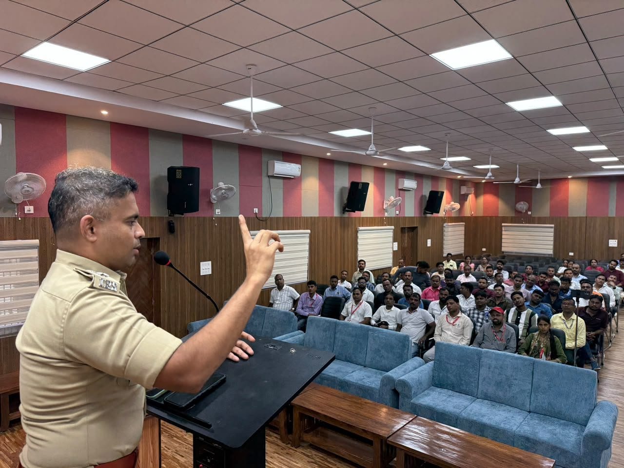 संगठित अपराध के बाद अब साइबर अपराधियों पर धनबाद पुलिस का शिकंजा, रेड के साथ जागरूकता पर जोर