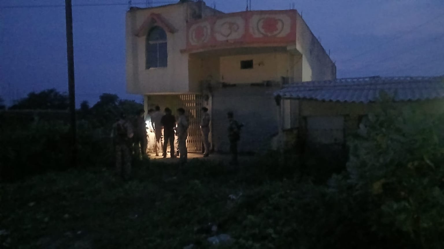 कोलकाता STF को भनक, दुमका पुलिस बेखबर! हंसडीहा में चल रही थी अवैध मिनी गन फैक्ट्री, छापेमारी में खुली सुरक्षा तंत्र की पोल