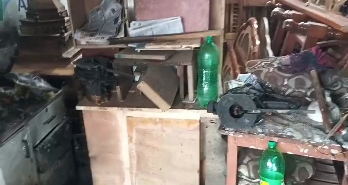 चोरी का नया ट्रेंड! धनसार थाना के बगल फर्नीचर दुकान में पहले लगाई आग, फिर कैसे की चोरी, पढ़िए