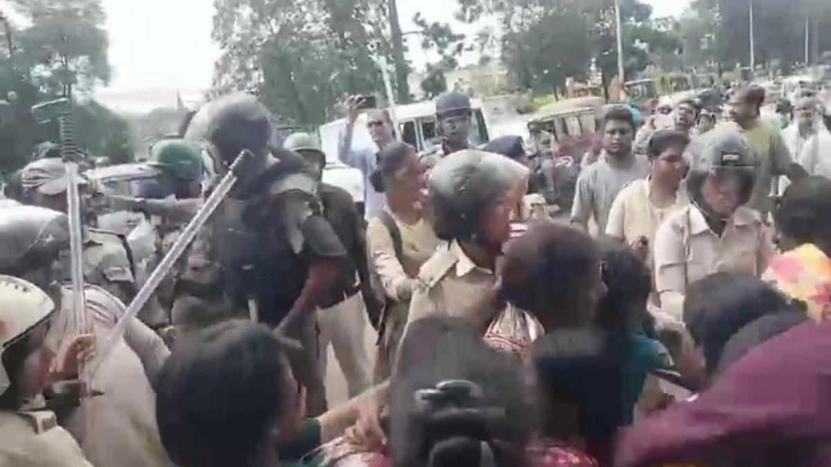 रांची में अतिक्रमण हटाने पहुंचा बुलडोजर तो मचा बवाल, घर टूटते देख सड़क पर उतरे लोग, हुआ लाठीचार्ज