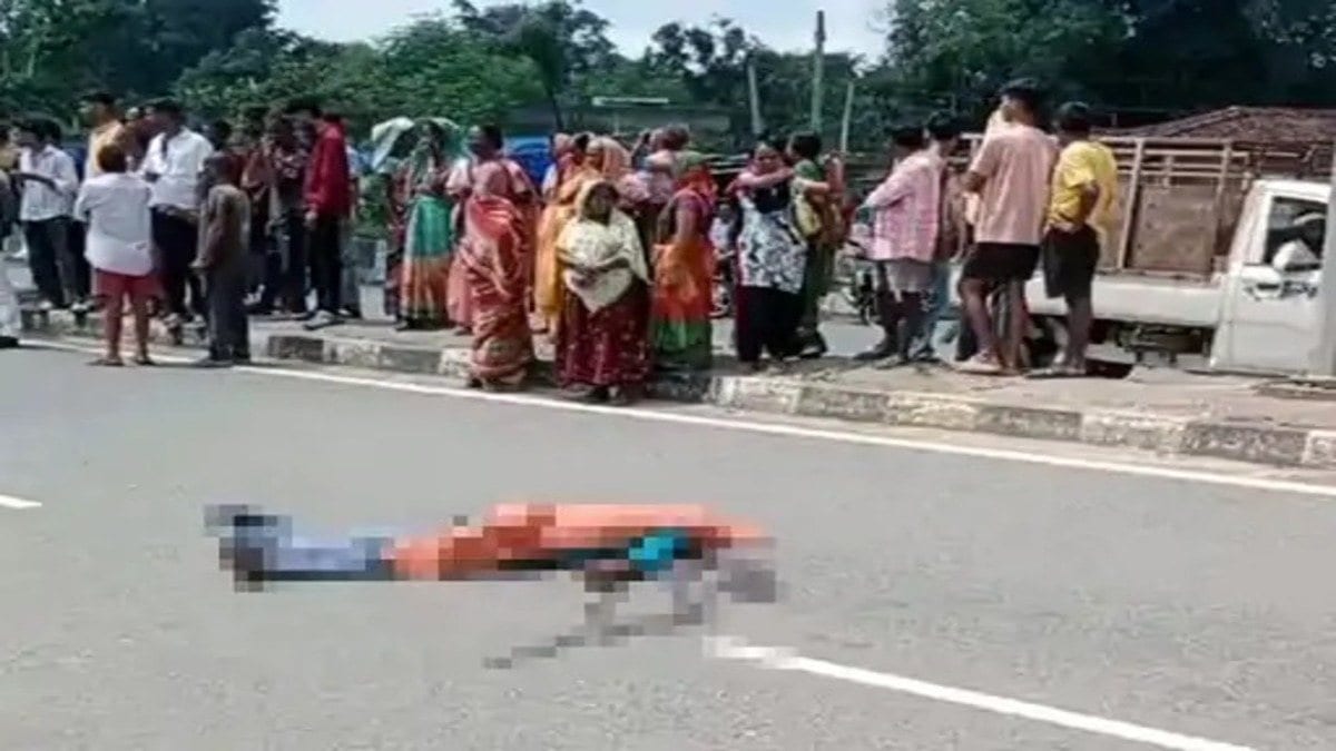 गुमला में तेज रफ्तार ट्रक ने मजदूर को कुचला, मौके पर मौत, गुस्साए ग्रामीणों ने जाम किया रांची-गुमला मुख्य मार्ग