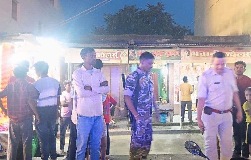बलियापुर में अपराध की वारदात , बाइक सवार पहुंचे और दुकानदार से गहनों से भरा बैग लेकर भाग निकले,फिर क्या हुआ?