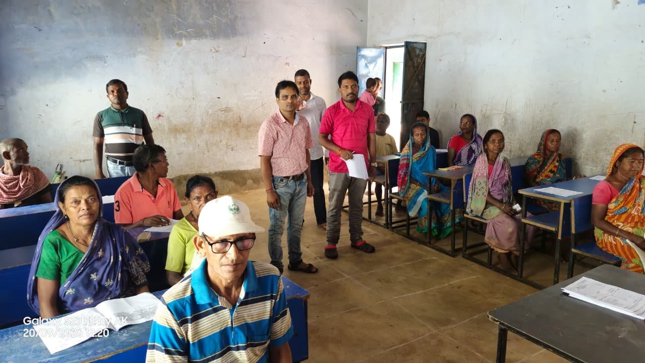80 साल की उम्र में परीक्षा देने पहुंचा बुजुर्ग, तस्वीर देख लोगों ने कहा- सीखने की कोई उम्र नहीं होती
