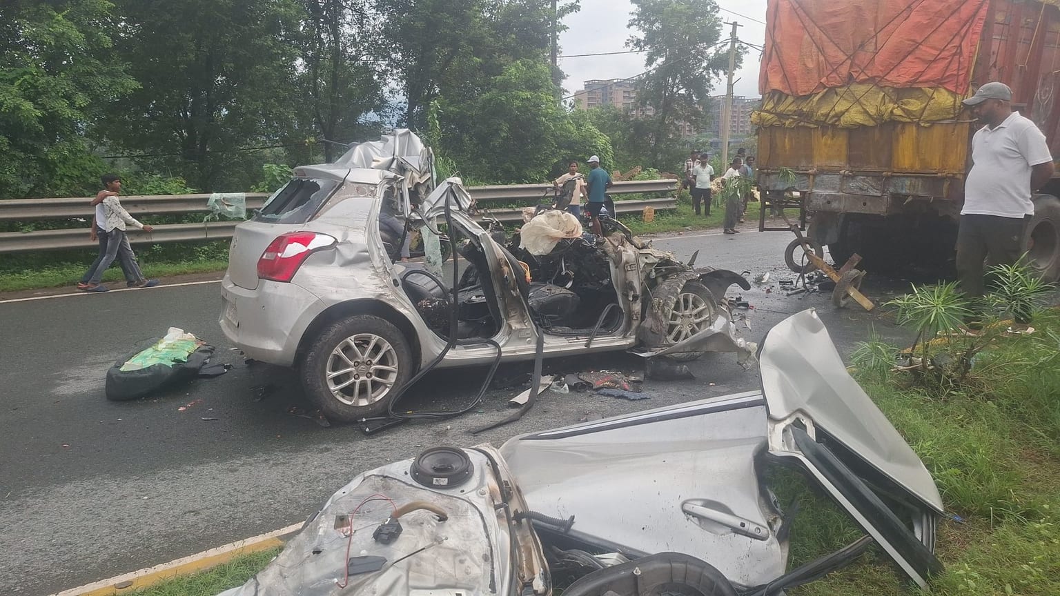 BIG BREAKING: जमशेदपुर में खड़ी टेलर से टकराई कार, मंत्री की बेटी समेत चार की मौत