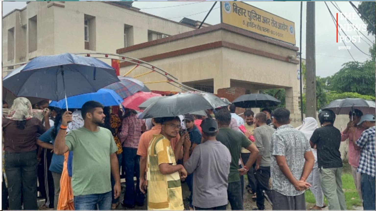 बिहार दारोगा परीक्षा रद्द होने पर अभ्यर्थियों का प्रदर्शन, BPSSC कार्यालय का किया घेराव