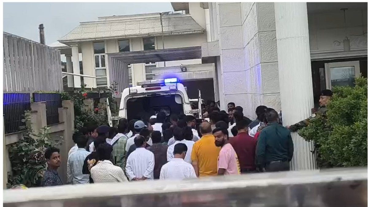 बेटी का शव घर पहुंचते ही फुट-फुट कर रोने लगी मां दीपिका