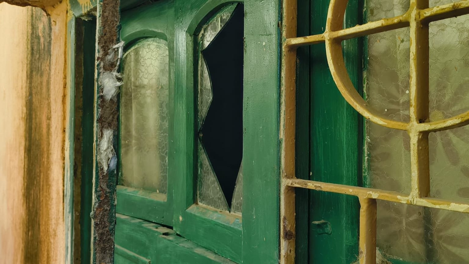 दुमका: चोरों का आतंक! घर में सोते रहे बुजुर्ग, चोर खंगालते रहे पूरा मकान