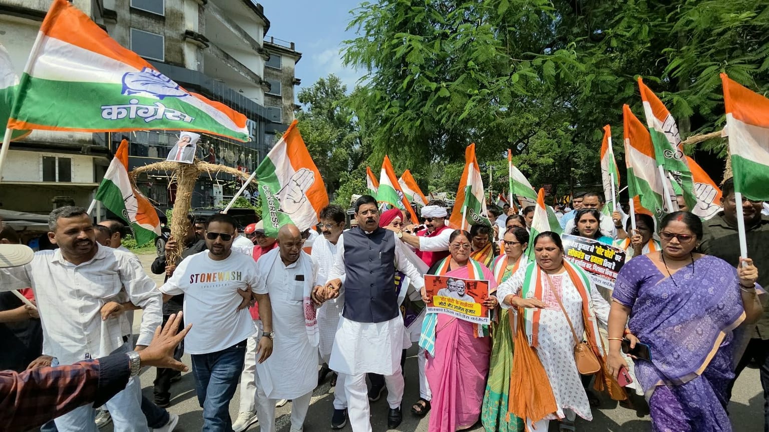 धनबाद में कांग्रेस उतरी सड़क पर, माँगा मुख्य निर्वाचन आयुक्त का इस्तीफा, की गिरफ्तारी की मांग
