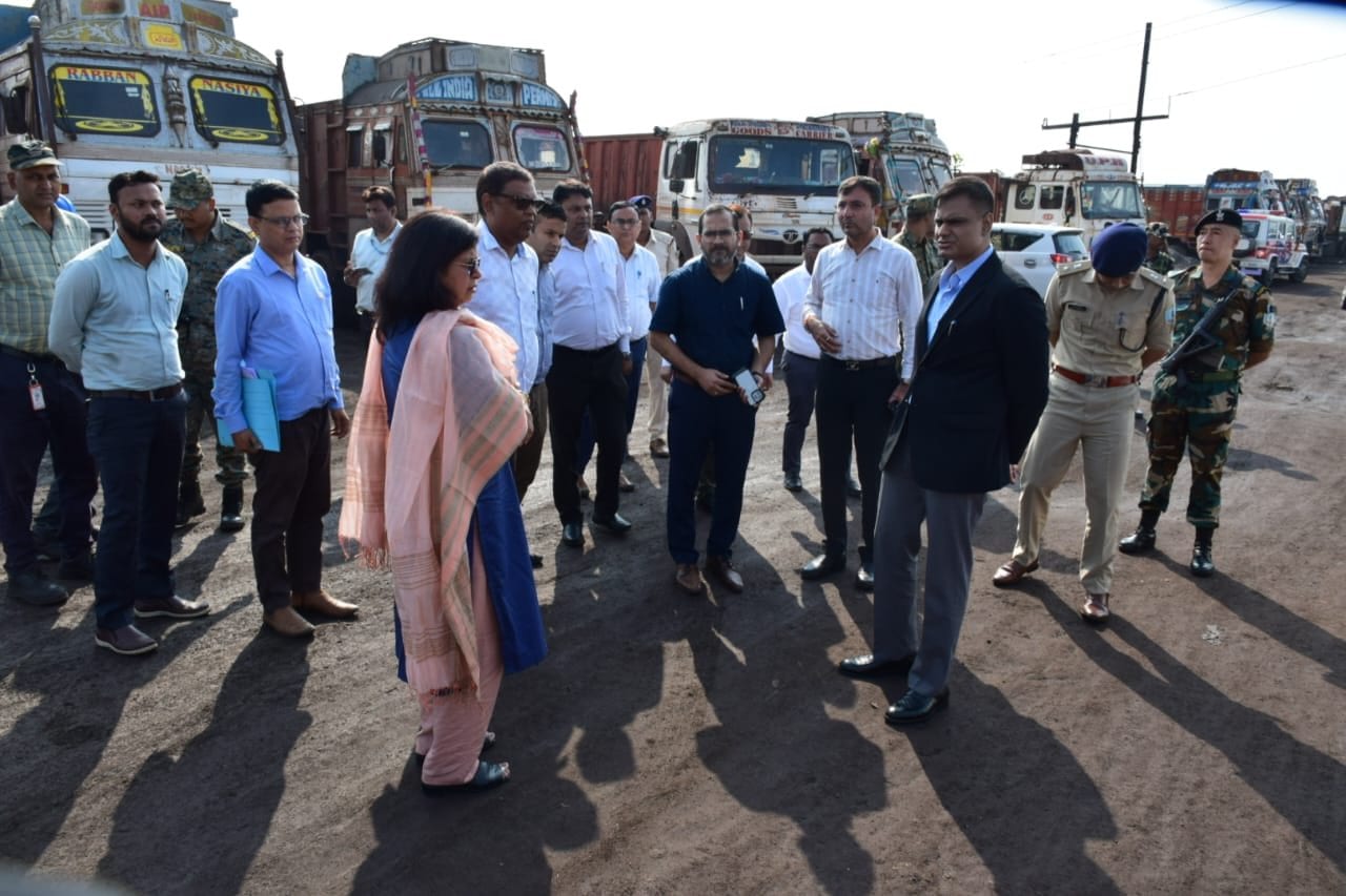 औद्योगिक क्षेत्रों में सड़क पर ट्रक की पार्किंग पर उद्योग सचिव सख्त,सरायकेला में अधिकारियों के साथ की बैठक