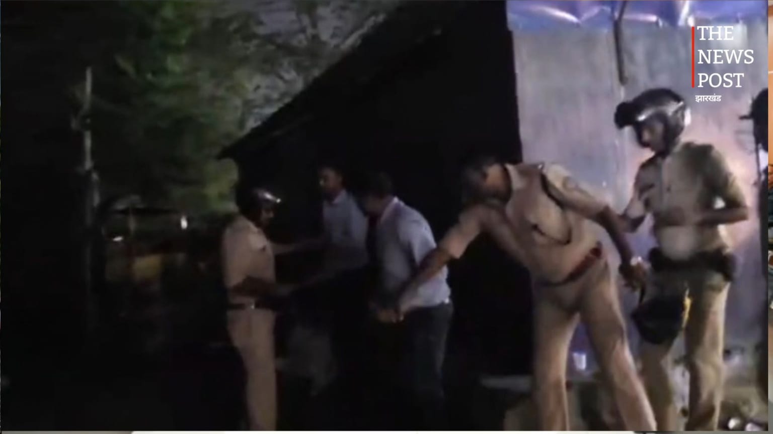 बोकारो में खुले में शराब पीने वालों पर पुलिस की कार्रवाई, कई लोग हिरासत में