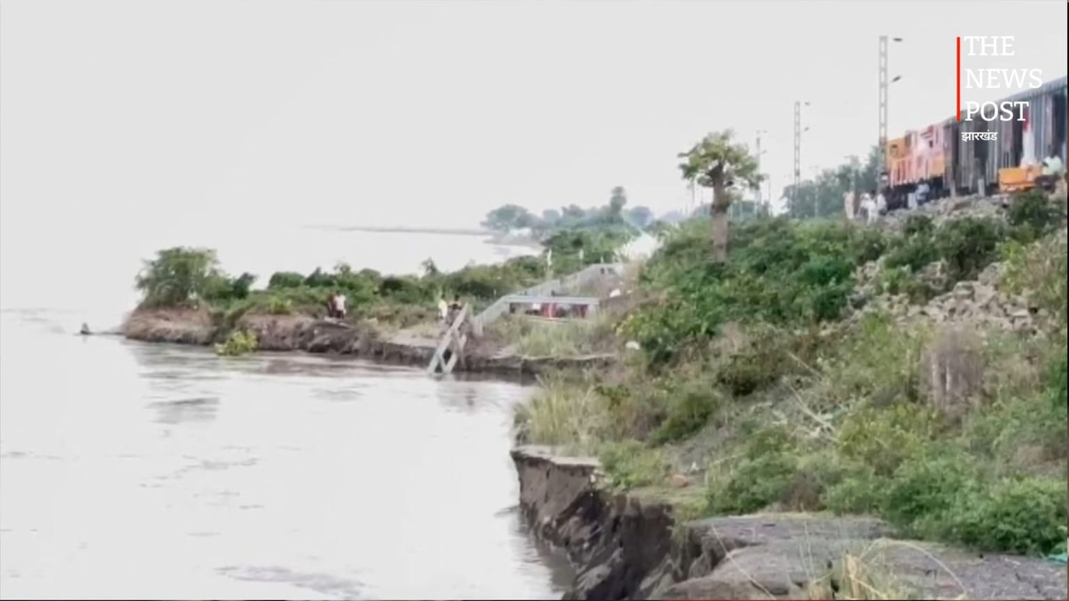 साहिबगंज रेलखंड पर गंगा का कटाव! 12 ट्रेनें रद्द, कई का बदला रूट,पढ़ें पूरी खबर