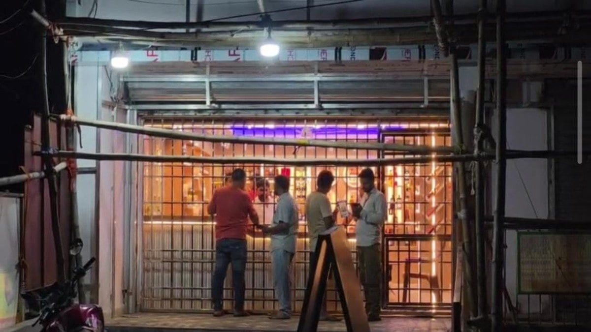 जाम छलकाने वाले सावधान! अब सरकारी शराब दुकान में भी मिल रही डुप्लीकेट शराब! जानें कैसे हुआ खुलासा